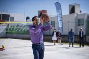 Rector Alfonso Esparza Ortiz inaugura cancha de usos múltiples del Bachillerato Internacional 5 de Mayo