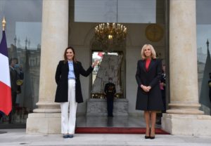 Beatriz Gutiérrez viaja a París para una lectura pública junto a Brigitte, esposa de Macron