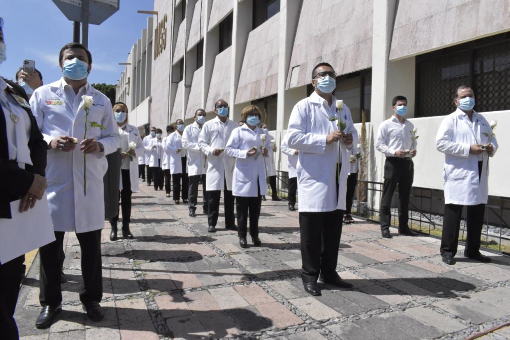Rinde IMSS homenaje al personal de salud que atiende a pacientes con COVID-19 en Puebla