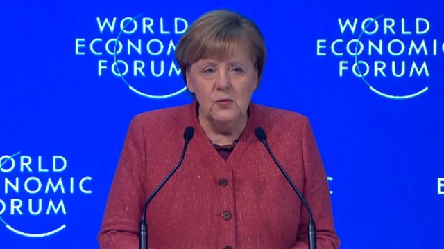 Merkel pide a Armenia un alto el fuego e iniciar un diálogo con Azerbaiyán