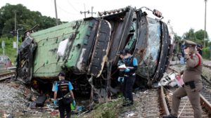 Choque entre tren y autobús en Bangkok deja 18 muertos