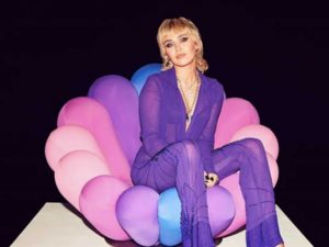 Miley Cyrus afirma que un OVNI la persiguió y advierte que van a volver