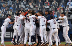 Carlos correa conecta el home run de la victoria para Astros