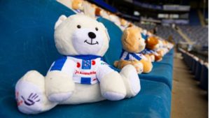 Estadio del Heerenveen se llena de peluches para apoyar lucha contra el cáncer