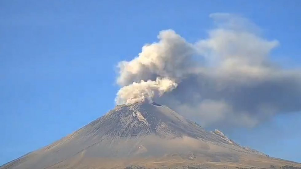 Emisiones del Popocatépetl elevan columnas de hasta 700 m