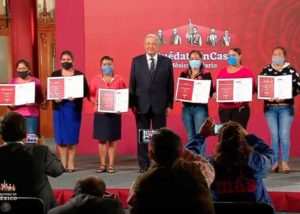 Reciben escuelas poblanas premio de rifa de avión presidencial