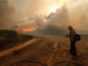 Estalla incendio en California y desalojan a 60 mil personas