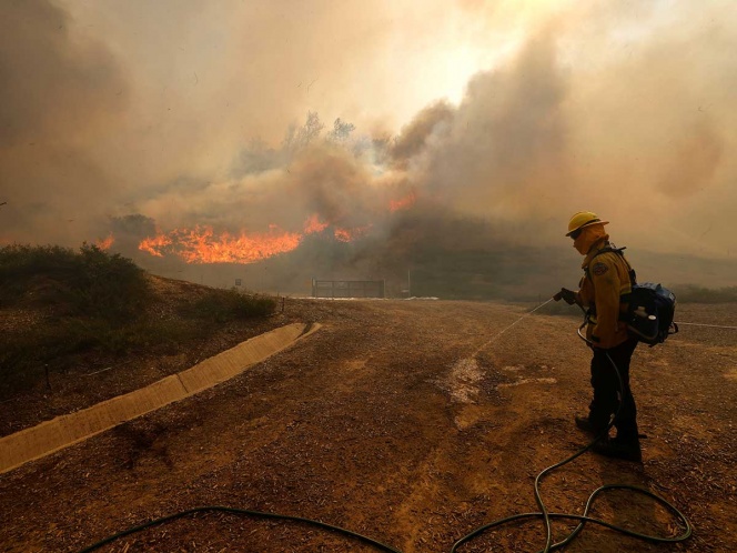 Estalla incendio en California y desalojan a 60 mil personas