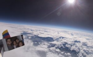 Ata una cámara a un globo de helio y logra captar imágenes de la Tierra desde la estratósfera