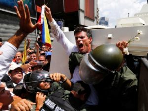 Leopoldo López va rumbo a España, confirma su padre