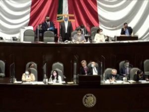 Rompen diputados sana distancia por selfies con López-Gatell