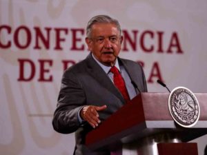 Pide López Obrador a INE usar voluntarios para consulta