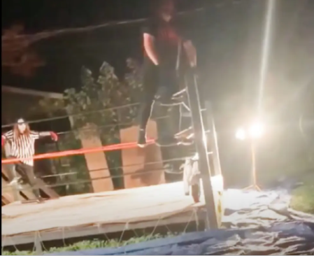 Luchador se rompe las piernas tras un salto en el ring