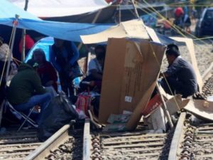 Campesinos piden pozos de agua para liberar vías de tren en Chihuahua