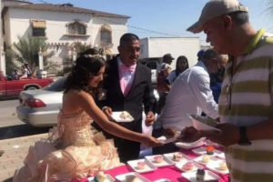 Quinceañera celebra sus XV años dando de comer a personas sin hogar