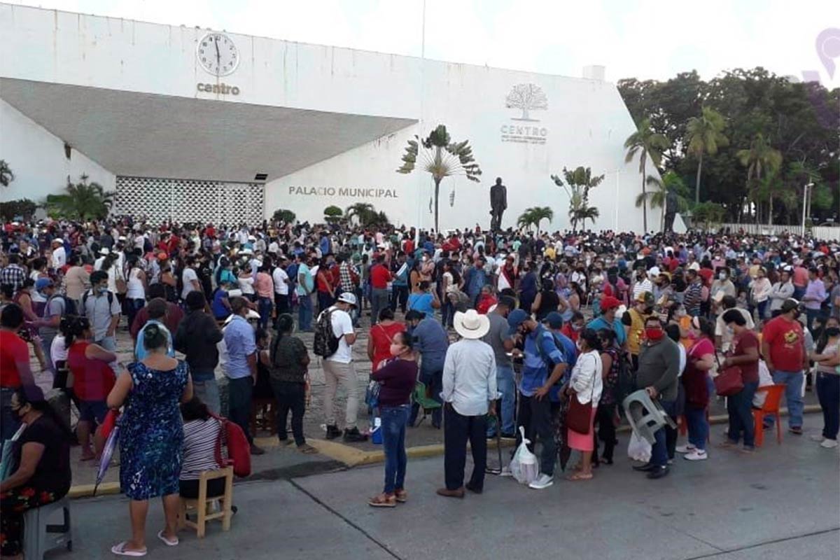 Miles olvidan sana distancia para buscar apoyo de 10 mil pesos en Tabasco