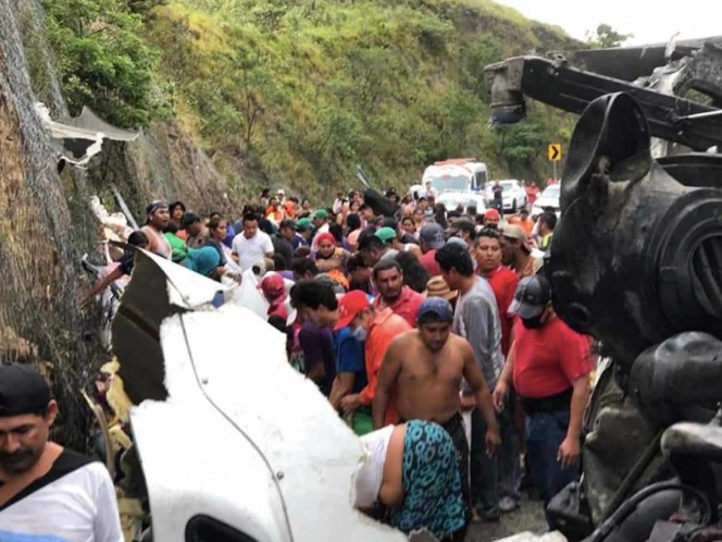 Vuelca tráiler con productos lácteos y habitantes de Chiapas se los roban