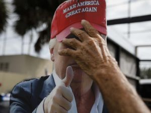 Amenazan a votantes de Florida: ‘Vota por Trump o iremos por ti’