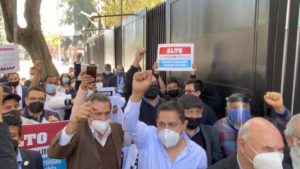 Exigen respeto a la vida universitaria integrantes del CU de la BUAP en Palacio Nacional