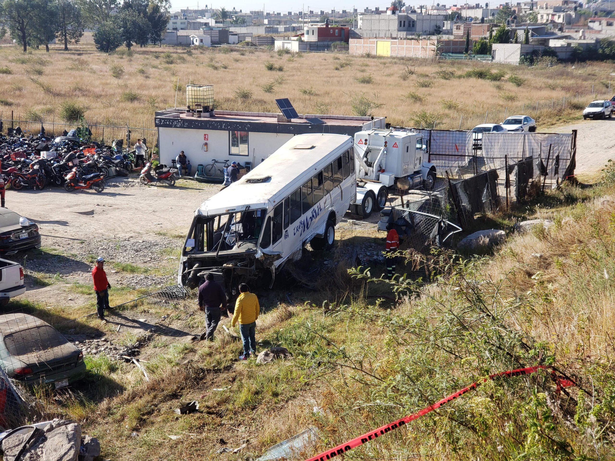 Muere conductor de transporte de personal al volcar su autobús en el Periférico