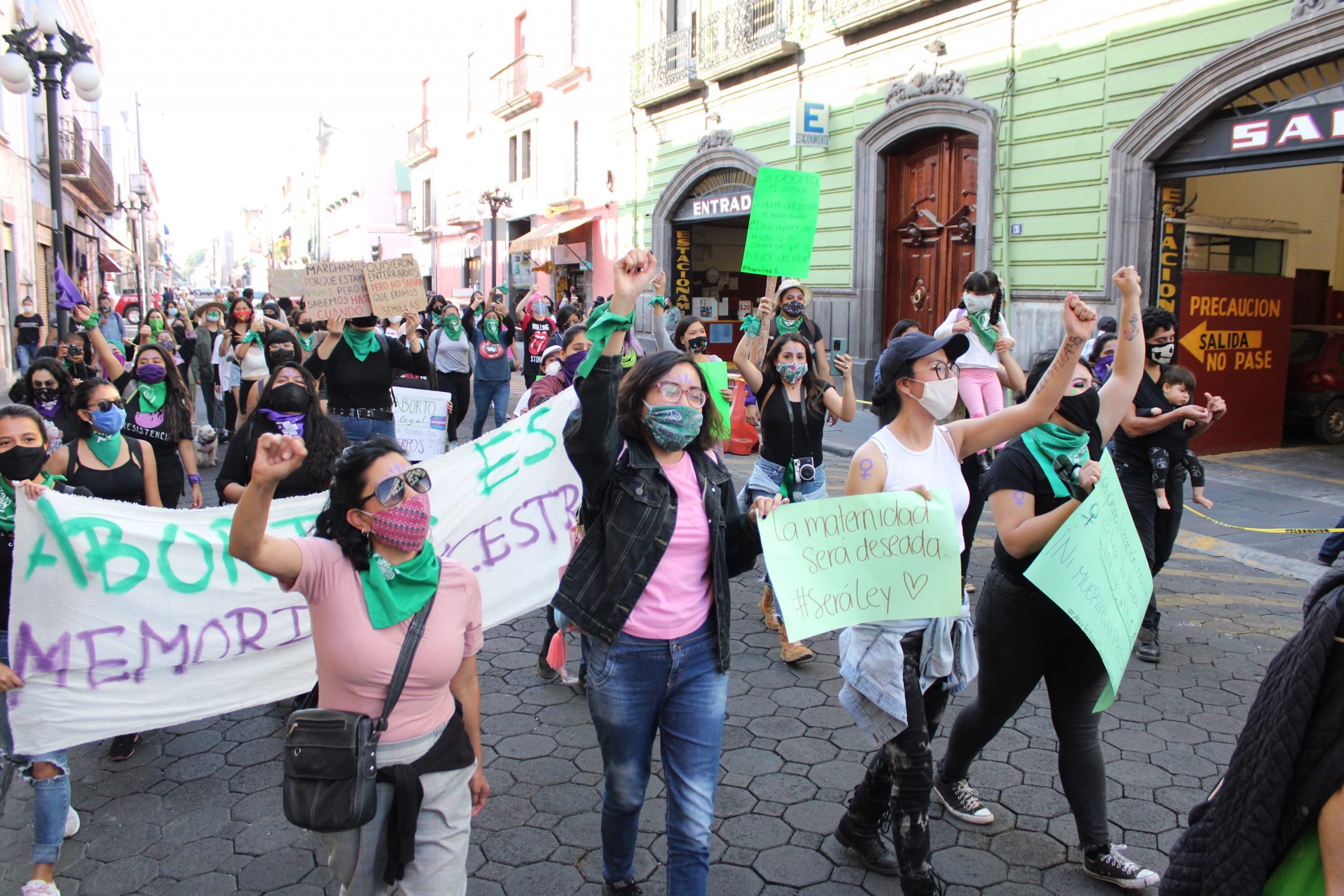 Demandan feminista a legisladores poblanos aprobar la interrupción del embarazo