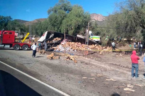 Vuelca tráiler con cerveza en Hidalgo y deja dos lesionados