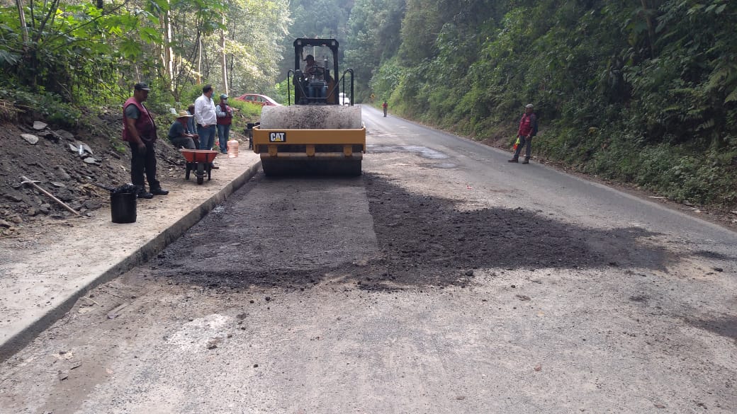 Interviene gobierno de Puebla carreteras estatales con bacheo y mantenimiento