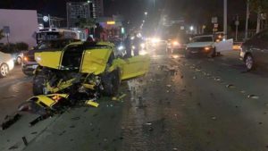 Mustang se impacta con tres vehículos en la Vía Atlixcáyotl