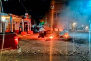 Incendian patrulla y retienen a policías en Santa María Moyotzingo