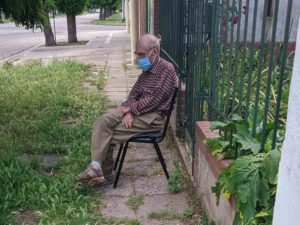 Captan a abuelito con posible covid esperando ambulancia… nunca llegó