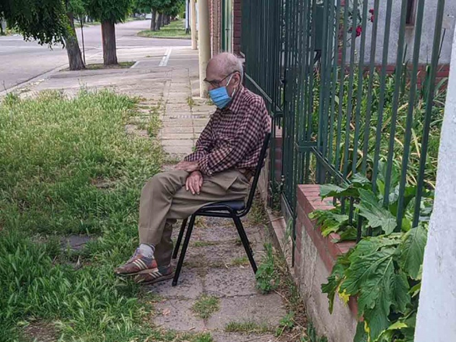 Captan a abuelito con posible covid esperando ambulancia… nunca llegó