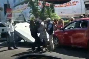 Graban a policía que agrede a turista y avienta a mujer en Acapulco