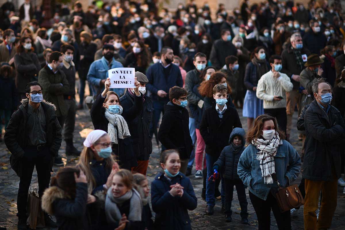 Católicos protestan en Francia contra prohibición de misas