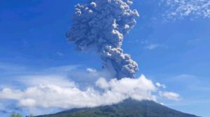 Volcán en Indonesia entra en erupción; desalojan a 2 mil 700 personas