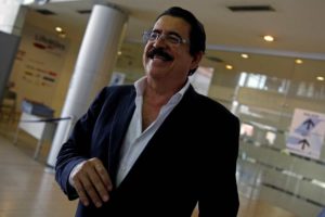 Retienen a expresidente Zelaya en aeropuerto con 18 mil dólares