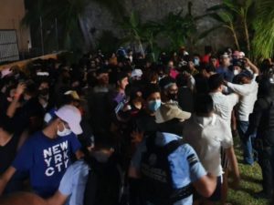 Frustran fiesta de Halloween con 300 jóvenes en Acapulco