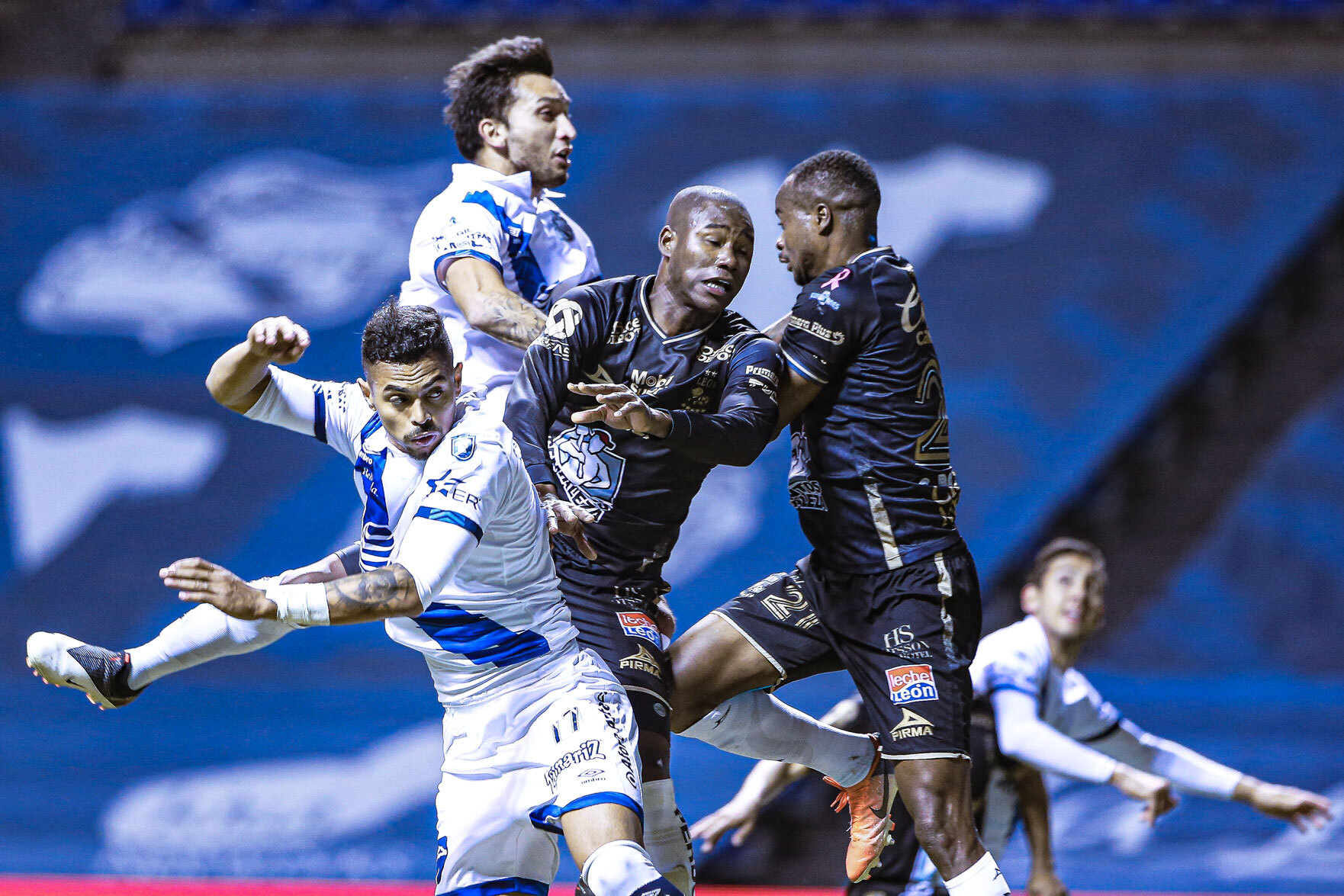 Se impone La Franja 2-1 al León en el primer partido de cuartos de final