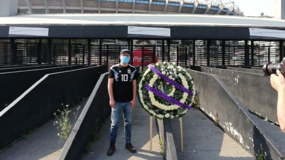 El pequeño homenaje de un aficionado a Diego Maradona en el Estadio Azteca