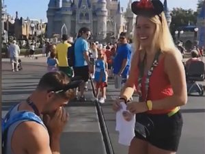 Joven pide matrimonio a su novia en Disney World; ella le cuenta secreto