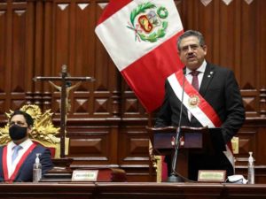 Presidente peruano conforma gabinete; pide calma ante protestas