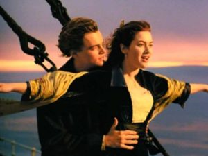 Pareja intenta recrear escena de Titanic y mueren ahogados antes de la boda