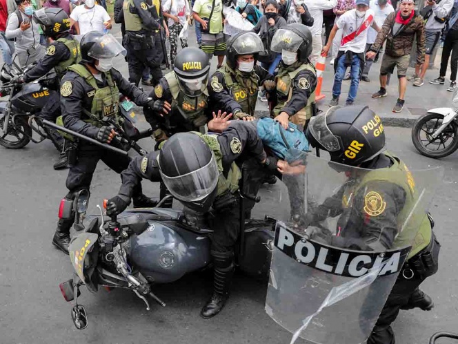Protestas contra presidente interino de Perú deja 30 detenidos