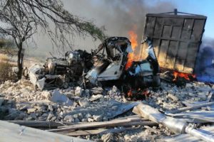 Vuelca tráiler con 40 toneladas de sorgo y se incendia en Tamaulipas