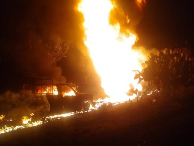 Arde toma clandestina en Hidalgo; calcina dos camionetas huachicoleras