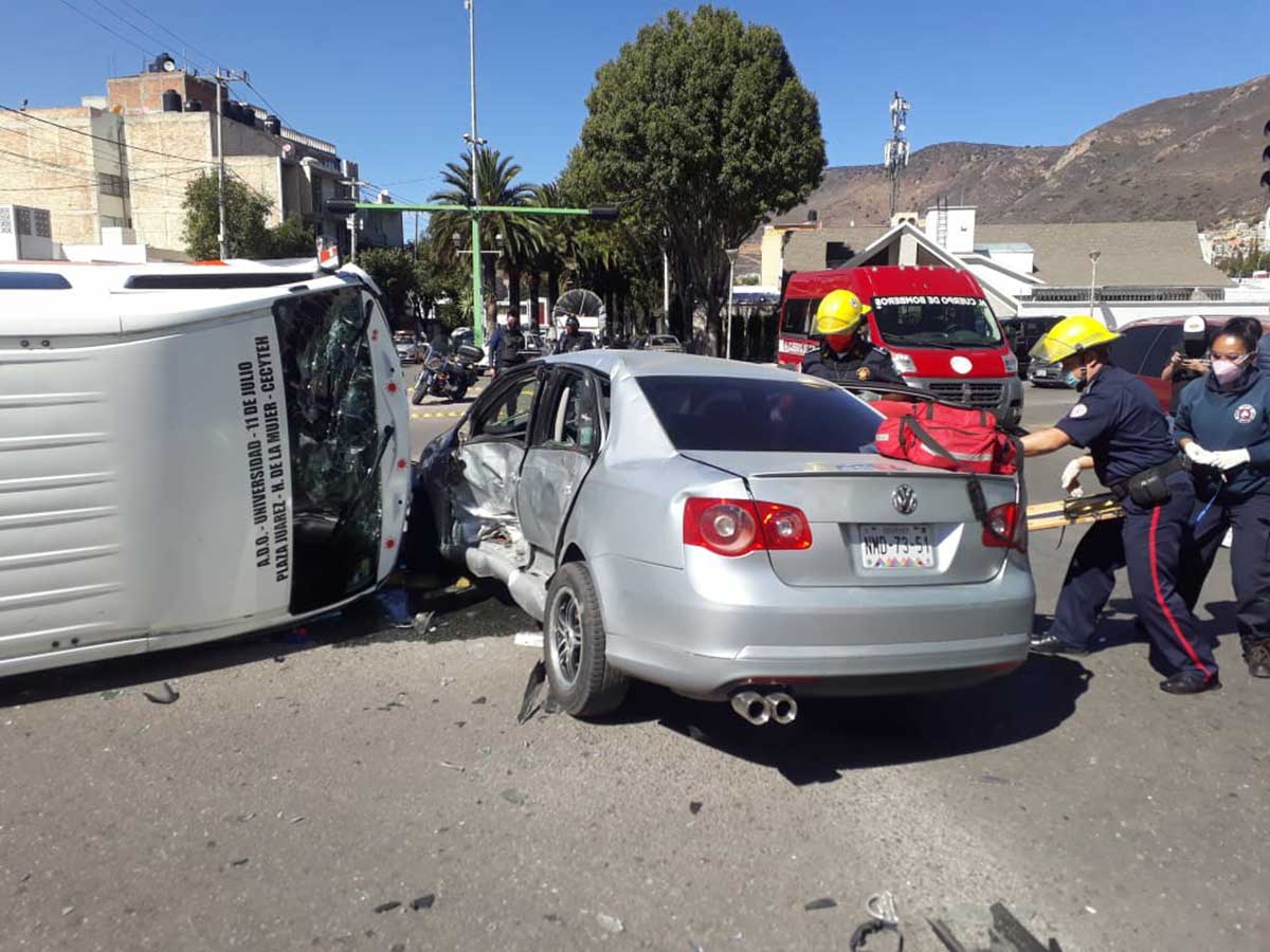 Urvan de pasajeros choca y vuelca en el centro de Pachuca