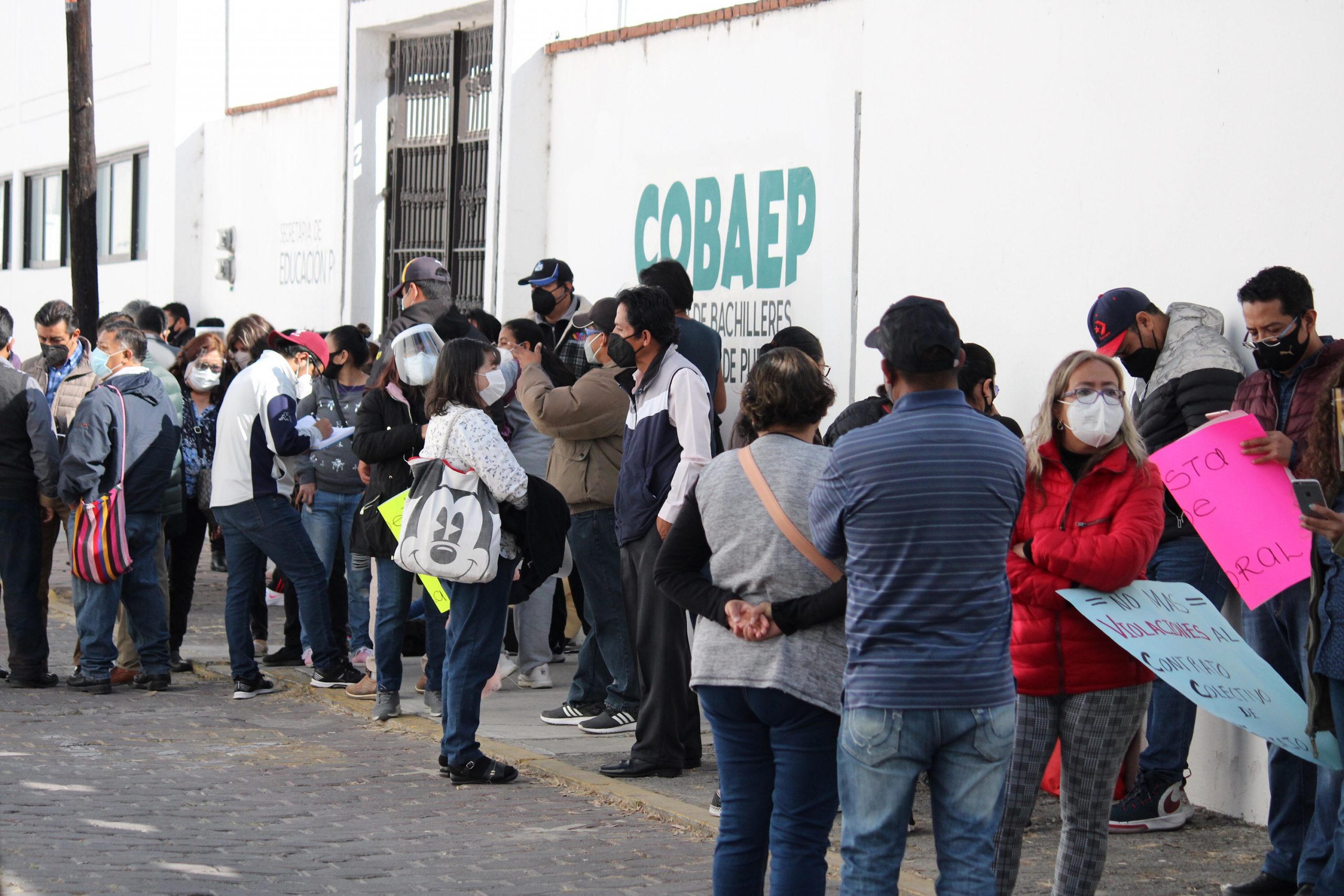 Toman sindicalizados instalaciones del COBAEP para exigir respeto a sus derechos laborales