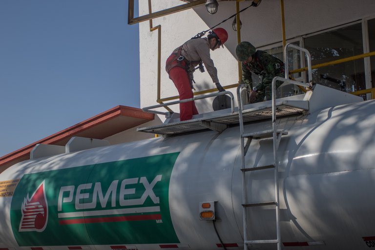 Recupera Sedena, Guardia Nacional y Pemex 77 litros de hidrocarburo en Puebla