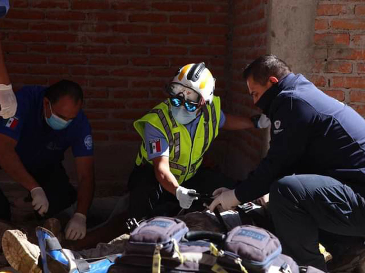 Cae barda y aplasta a cuatro trabajadores en Querétaro