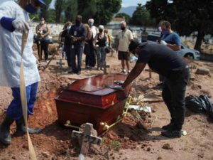 Brasil vuelve a superar mil muertes diarias por covid