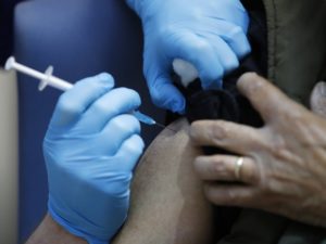 Estados Unidos inicia vacunación contra covid-19 en prisiones
